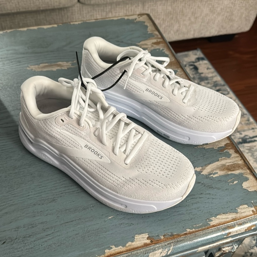 NWOB Men’s Brooks Ghost Max 2 Size 9